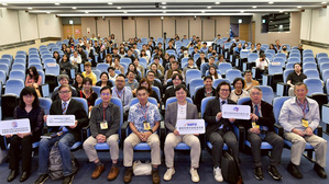 國科會陳炳宇副主委（左1）頒發海報論文獎項予優秀學生，肯定年輕學者研究成果