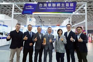 研华与台湾车联网协会及生态系夥伴合影，共同展现智慧移动创新应用
